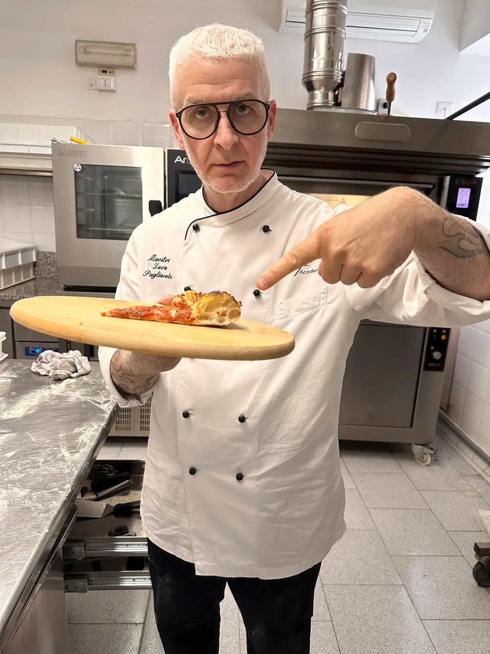 Luca Pagliarola presenta una pizza sulla pala