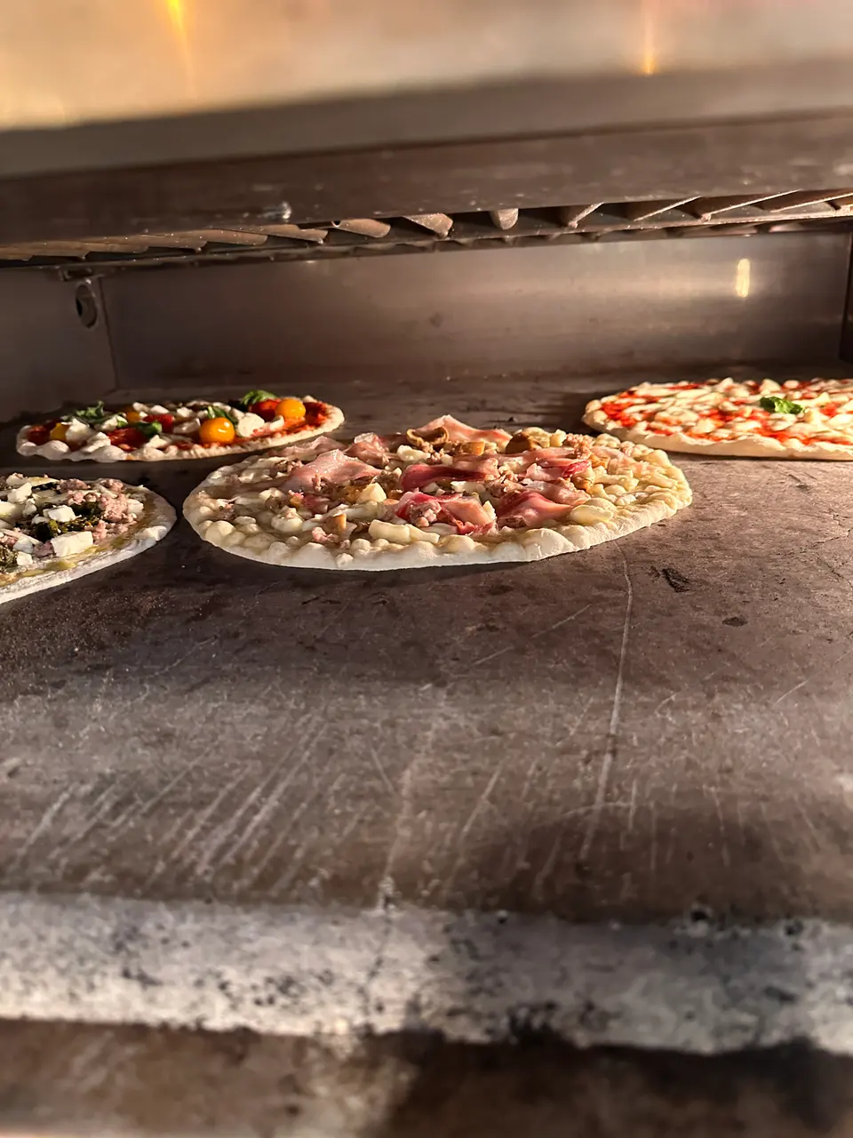 Pizze durante la cottura nel forno
