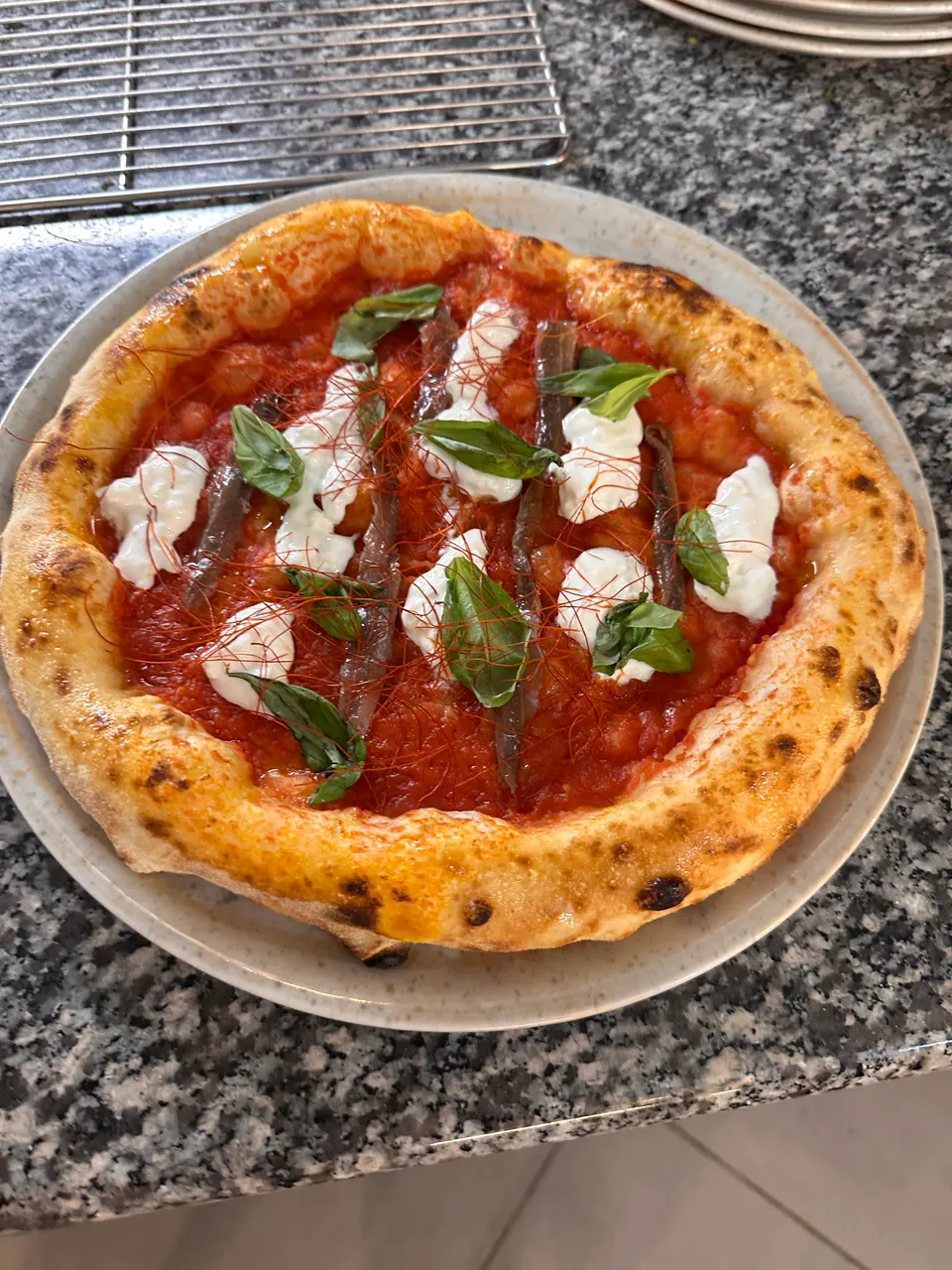Una pizza preparata da Luca nel laboratorio di Maturo Lab