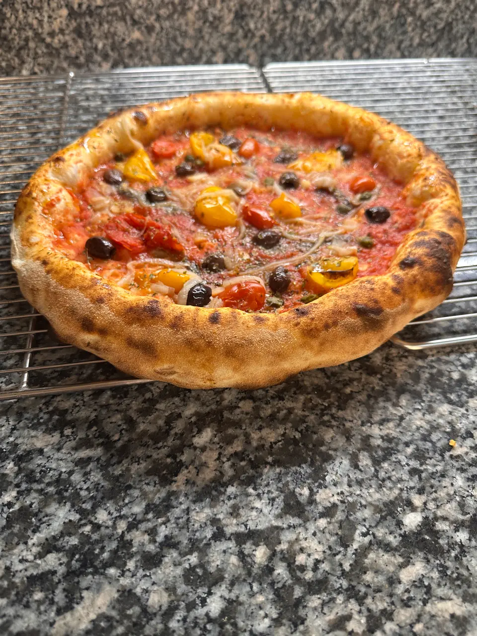 Pizza con farcitura colorata